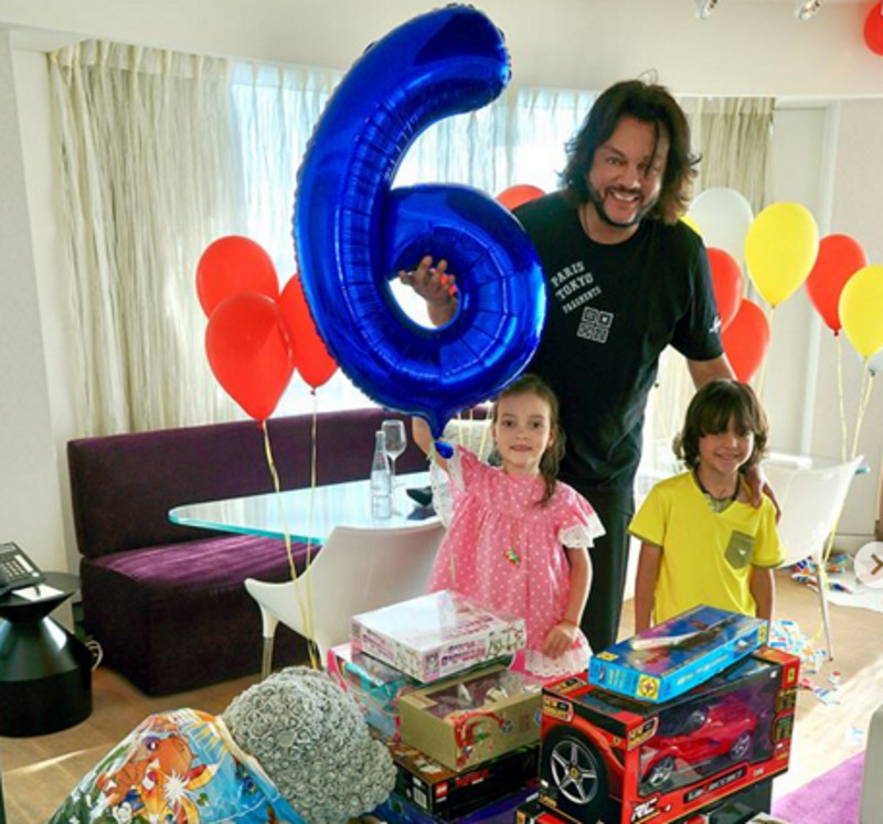 В одном из интервью дочь Филиппа Киркорова призналась, что мама живет с ними. Но впоследствии оказалось, что это не мама, а крестная