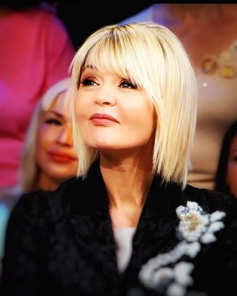 Ведущей идет новая прическа