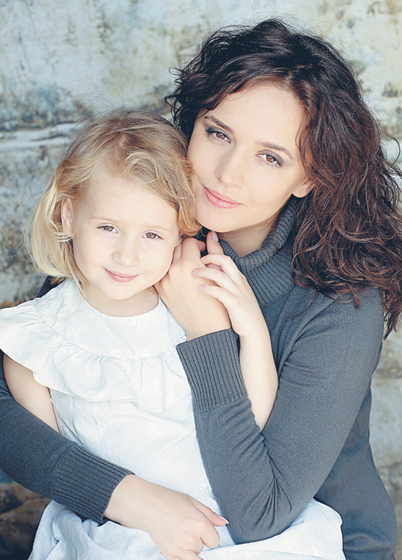Больше всего актриса ценит время, которое она может провести вместе с мужем и дочкой. На фото: Янина с дочерью Анной-Марией