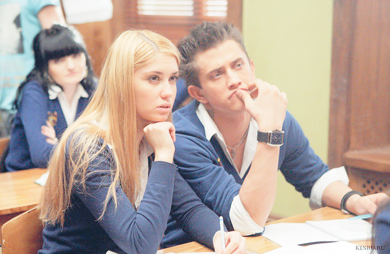 Павел и его супруга Агата Муцениеце довольно часто видят друг друга на работе. У пары десять проектов, в которых они вместе были в кадре. А «Закрытую школу» (на фото слева) помимо всего прочего называют сериалом, на съемочной площадке которого и родилась