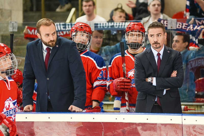 Современное поколение знает Дениса по сериалу «Молодежка», где он играет тренера хоккейной команды