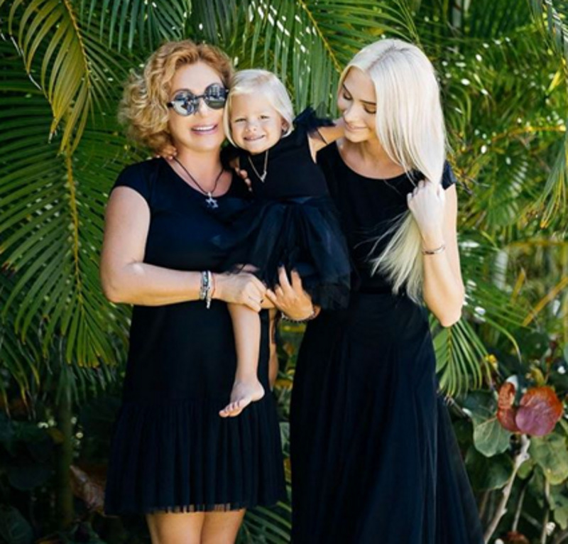 Дочку Алису Тимати родила Алена Шишкова. Правда, пара давно разошлась, так и не поженившись. Зато у Шишковой сохранились прекрасные отношения с Симоной Яковлевной