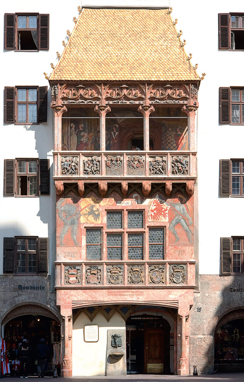 Максимилиан I работал над имиджем состоятельного человека, поэтому повелел покрыть крышу своей резиденции позолоченной черепицей