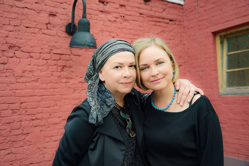 С младшей сестрой Ольгой. Она актриса, снималась в фильме «Противостояние» по книге отца