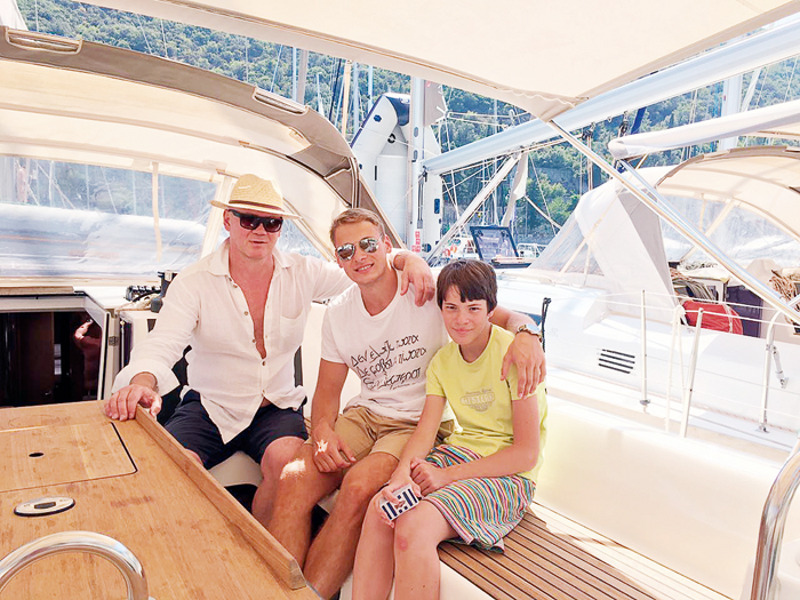 С сыновьями Владом и Георгием (на фото справа)