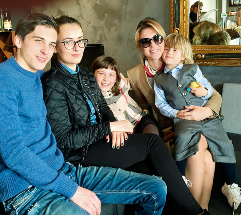 Сегодня Лика Стар превратилась в примерную мать большого семейства