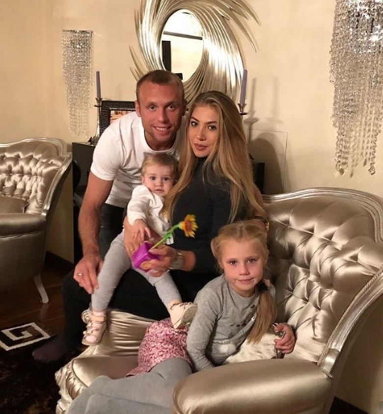 Денис и Дарья Глушаковы с детьми