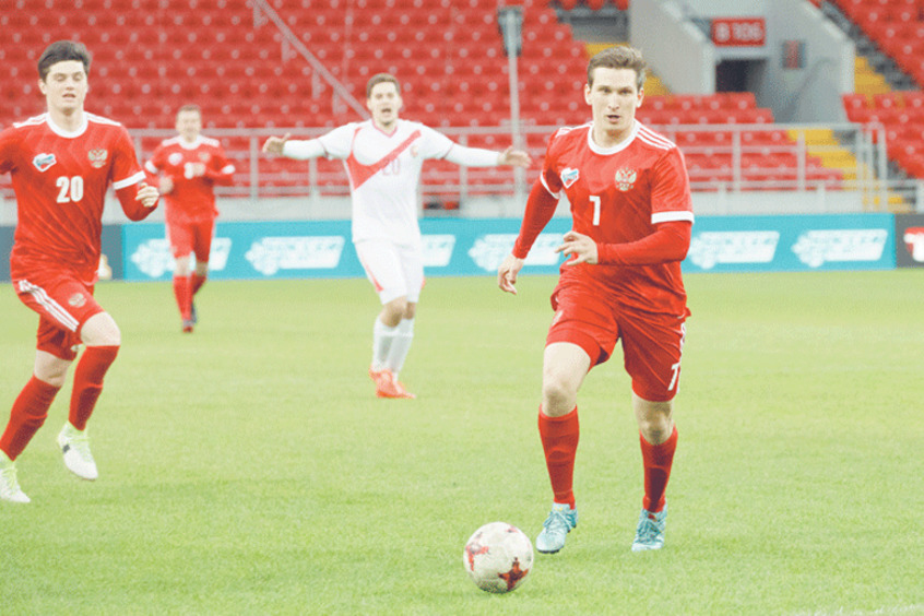 Для Дмитрия Белоцерковского роль футболиста — не самое большое испытание. Дмитрий и за пределами съемочной площадки проводит немало времени на футбольном поле. Актер играет за команду звезд «Старко»