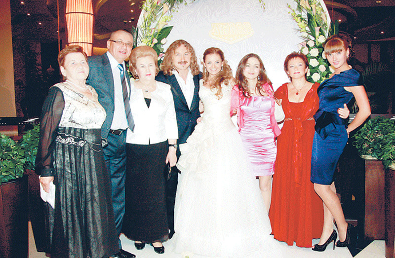 Свадьба композитора и певицы стала большим светским событием