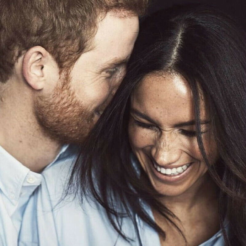 Этикет не позволяет супругам проявлять нежность на людях