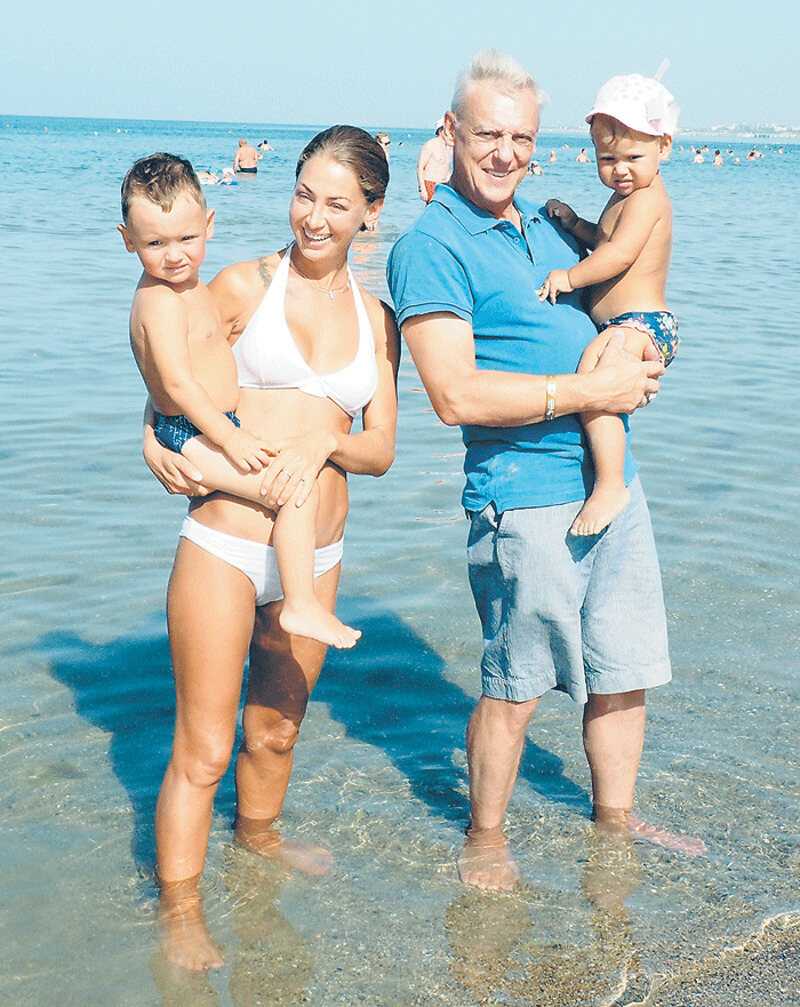 Александр и его супруга Эсана вместе уже десять лет