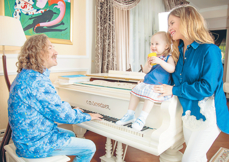 Звездные родители с самого детства стараются приучать Веронику к музыке