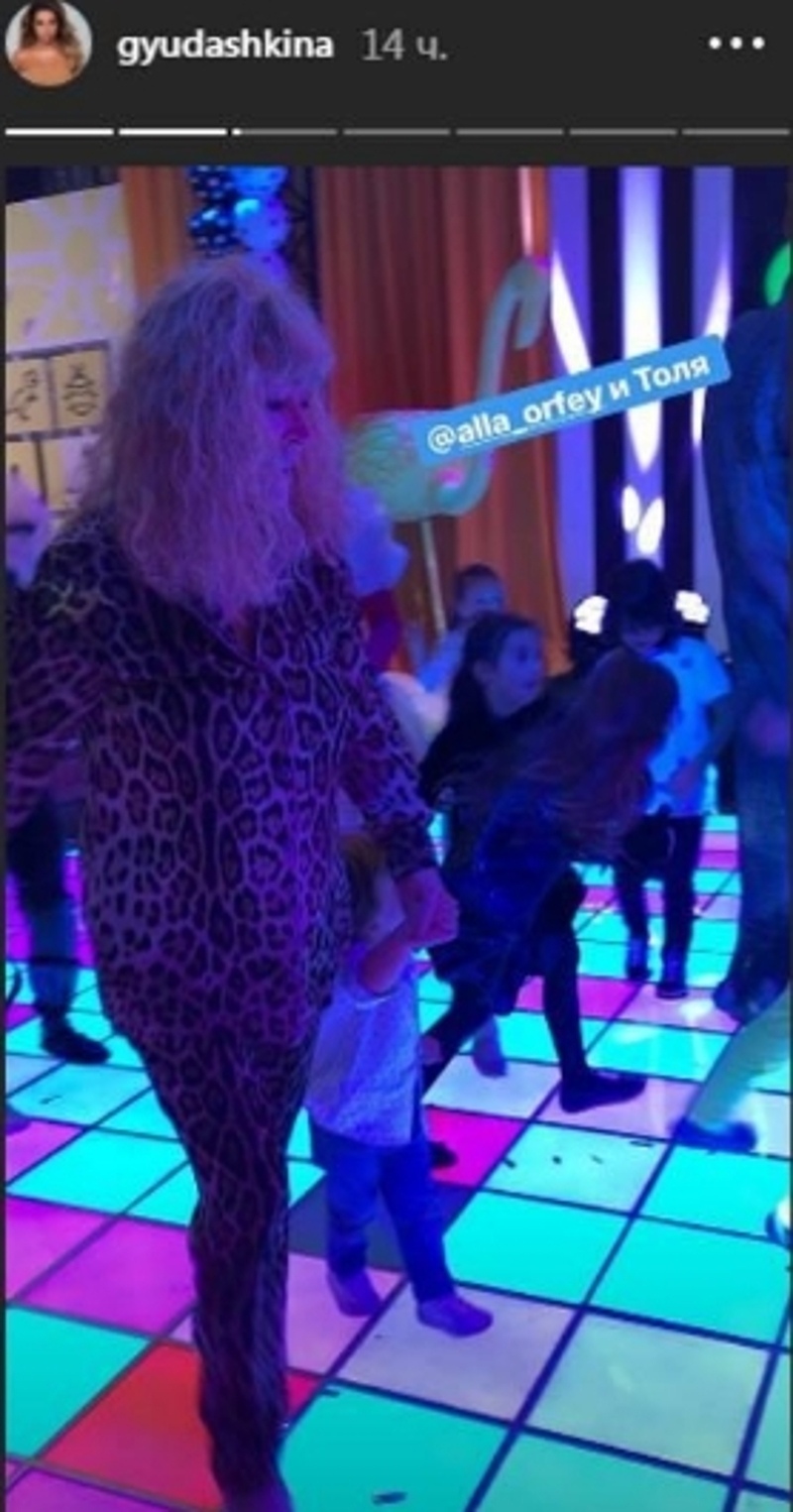 Алла Пугачева веселилась на юбилее наследников в леопардовом костюме