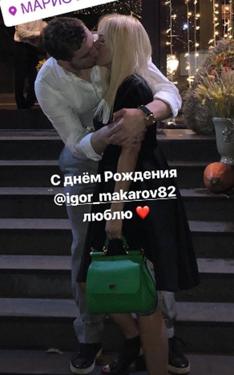 Кудрявцеву и Макарова засняли за жаркими поцелуями у ресторана