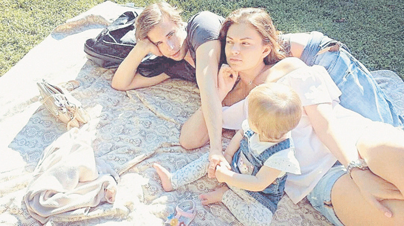 После развода с первым мужем Зоряна нашла счастье с коллегой Александром Ведменским. В 2016 году у супругов родилась дочь Агата