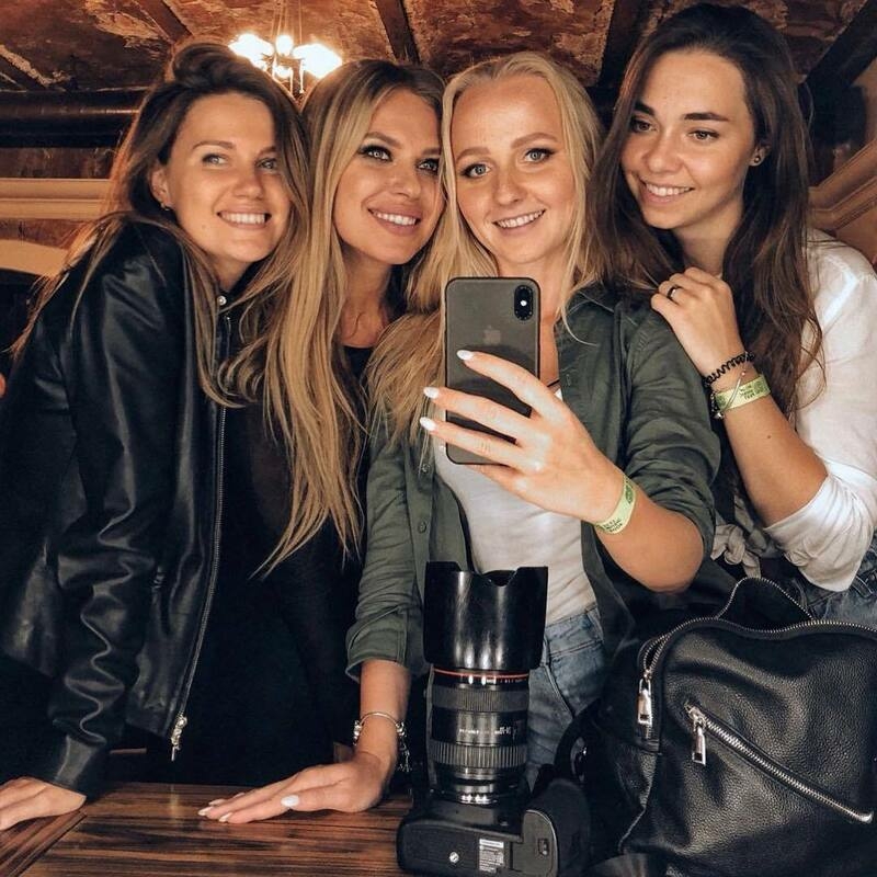 Рита Дакота с верными подругами