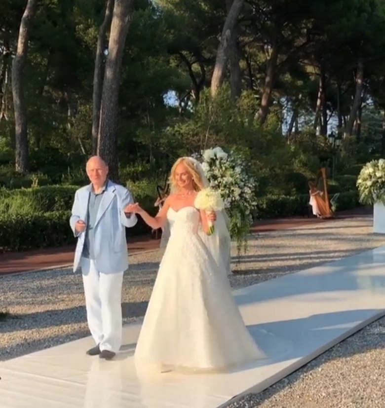 Владимир Потанин ведет дочь к алтарю