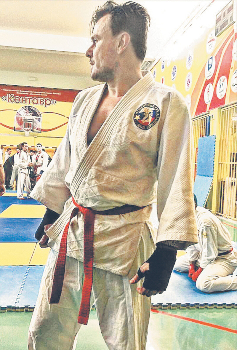 Ради реалити-шоу «Мой бой» актер освоил боевые искусства и даже выиграл в поединке с профессиональным бойцом.