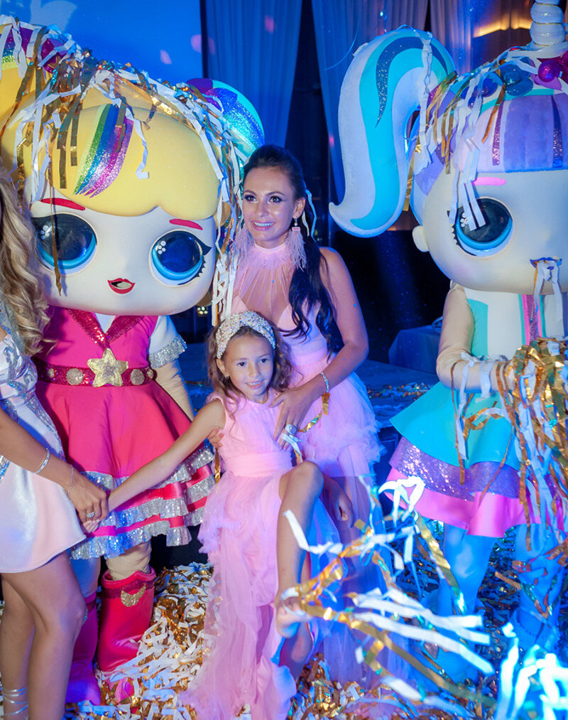 Каждый год родители устраивают для дочери тематический праздник