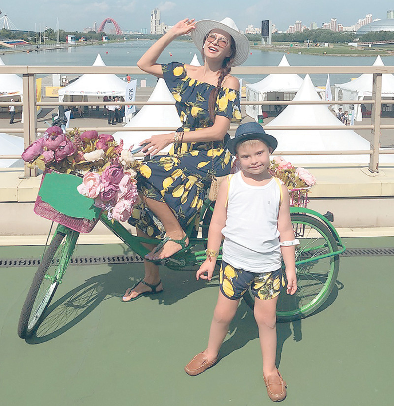 Семен, младший сын Эвелины, несмотря на особенности развития, ведет активную жизнь и часто появляется на светских мероприятиях вместе со своей звездной мамой