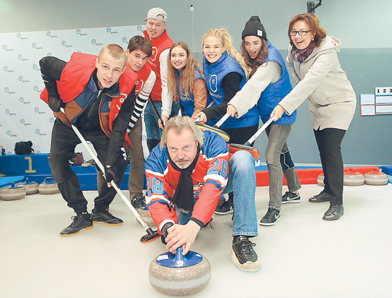 Софья Шуткина (на фото третья справа) отлично вписалась в коллектив сериала «Молодежка», где предстала в образе ослепительной черлидерши