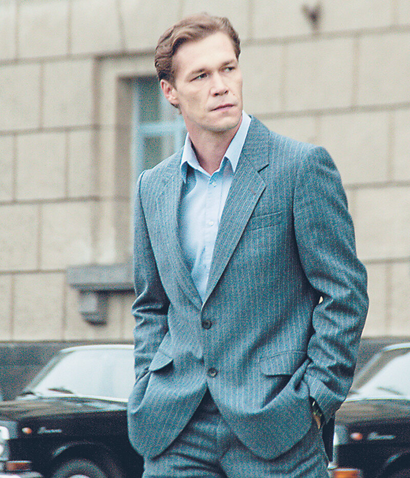 Актер Артем Быстров сыграл роль шофера Михаила Ванина, который также боролся за сердце главной героини