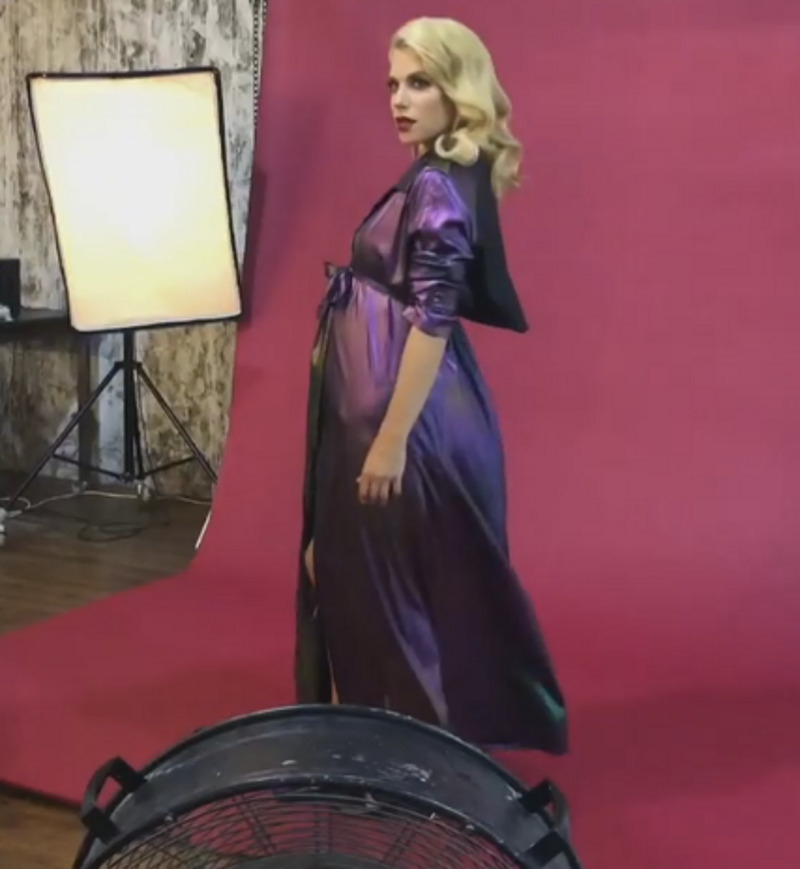 На свежих кадрах Липа позирует с заметно округлившимся животом