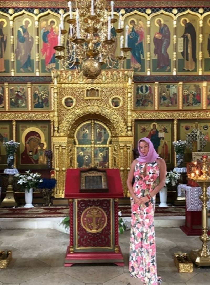 Волочкова снова явилась в храм в откровенном наряде