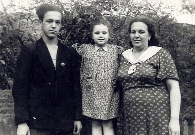 С мамой и сестрой