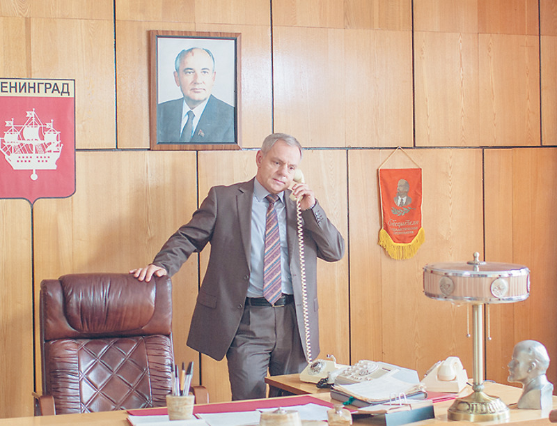 Актер Александр Мохов признался, что ретроинтерьеры и подобранная одежда помогали ему перевоплотиться в партийного функционера