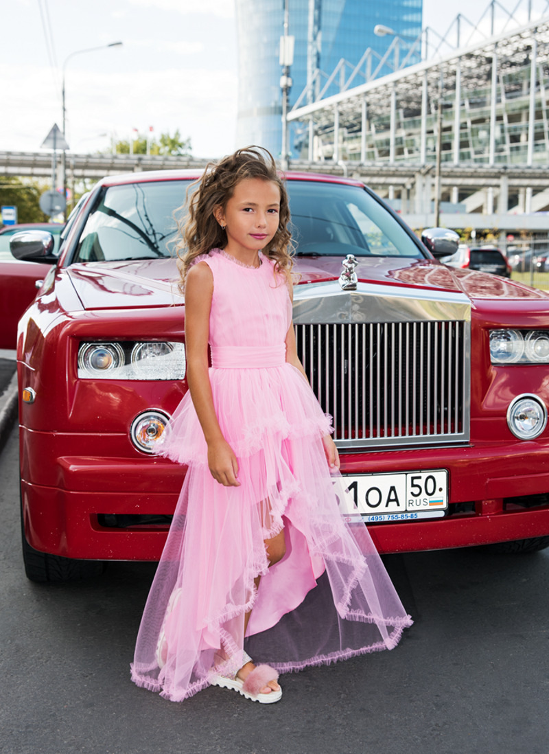 Именинница два часа катала гостей на красном лимузине