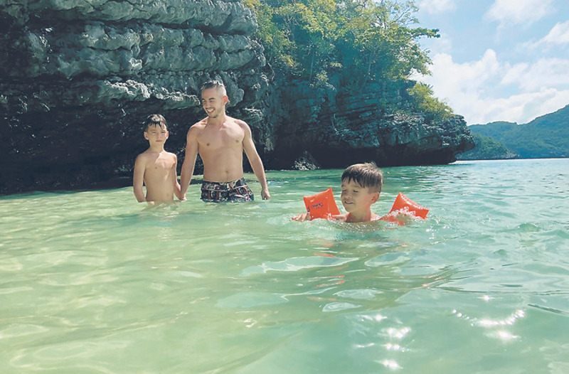 Певец старается приучать своих сыновей Мигеля и Даниэля к активному образу жизни