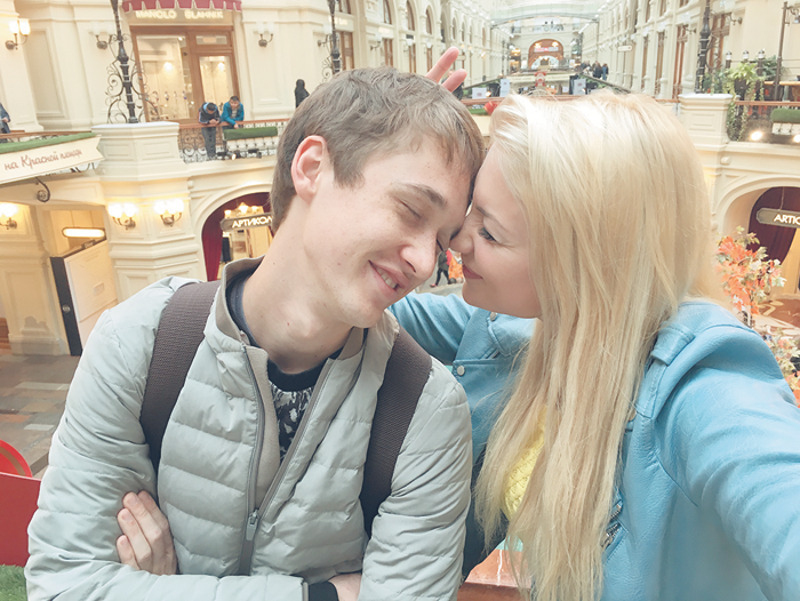 Алина Титова и Эльдар Калимулин в комедии «Днюха»