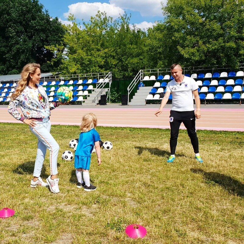 В этом году сын Анны поступил в футбольную школу