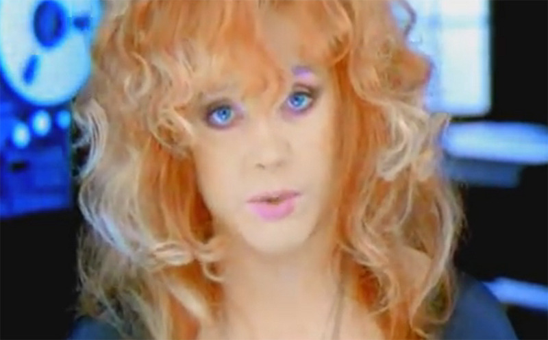 Алла Пугачева в клипе «Позови меня с собой»