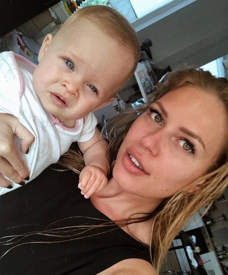 Рита Дакота с дочерью Мией