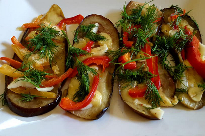 Баклажаны с перцем, чесноком и сыром