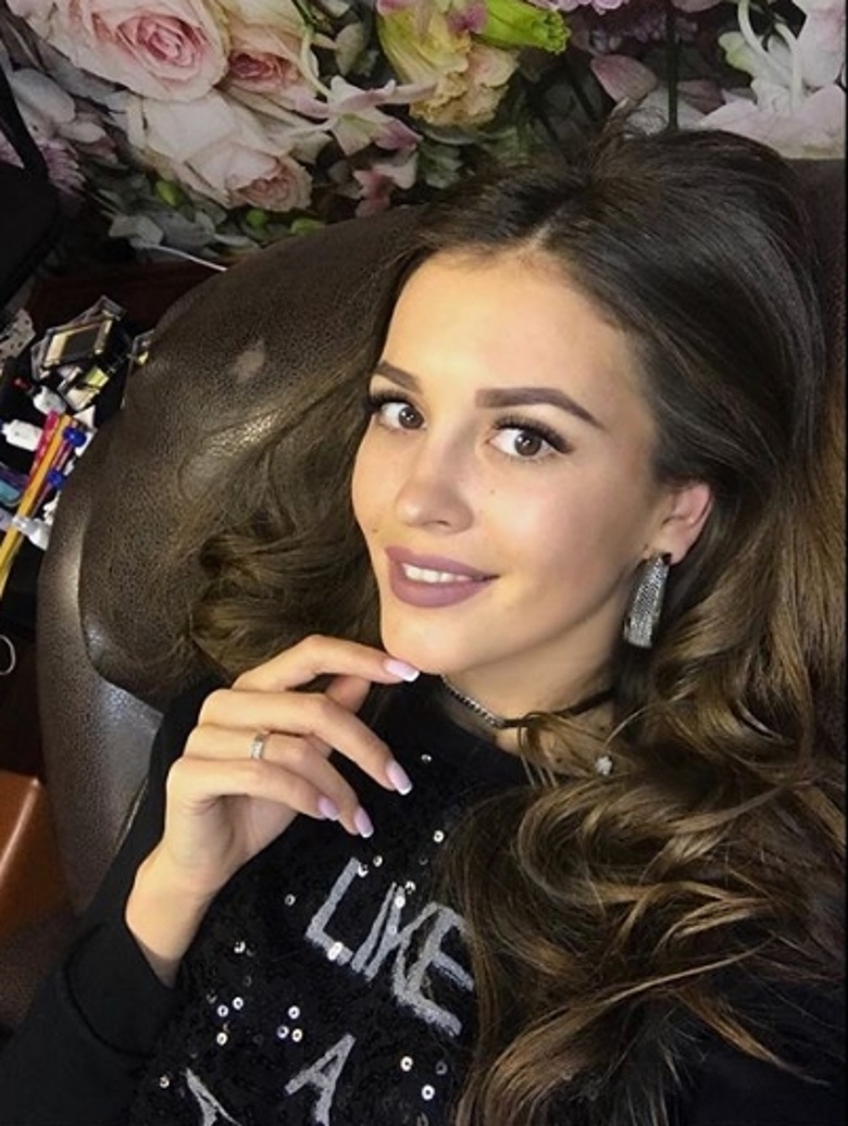 Анна Бузова