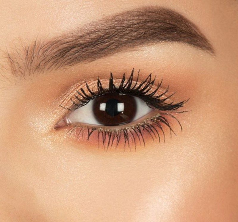 Визажисты предлагают смело наносить тушь в несколько слоев