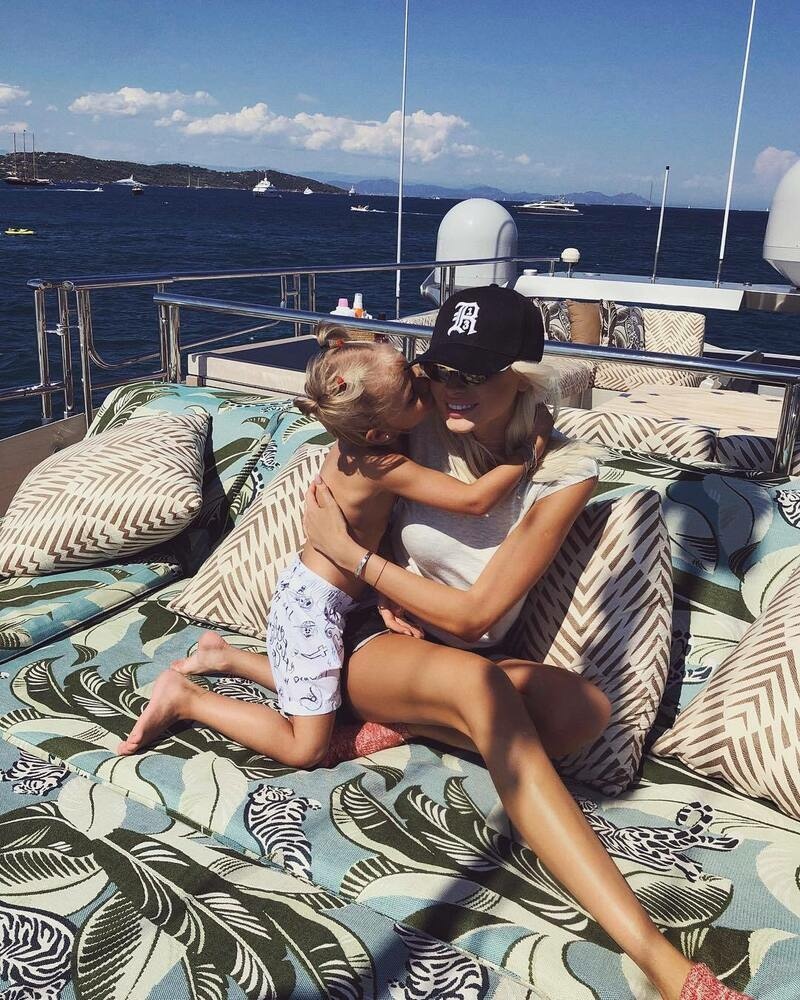 Алена Шишкова с дочкой Алисой