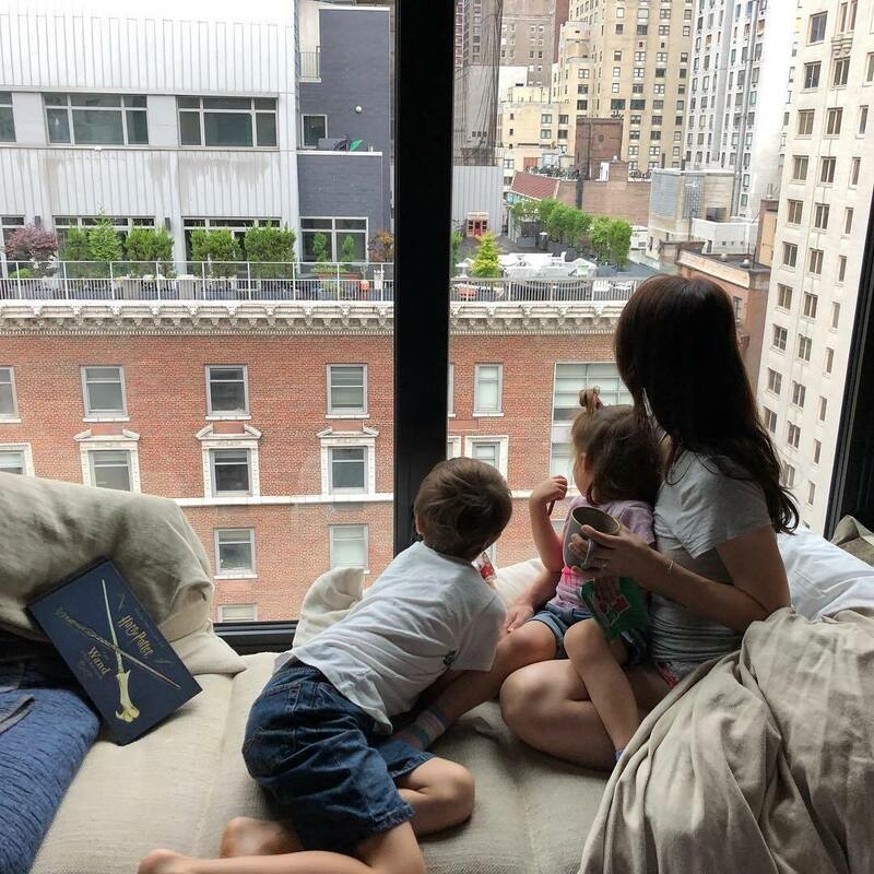 Актриса любит путешествовать и останавливаться в интересных квартирах. На фото Александрова с детьми