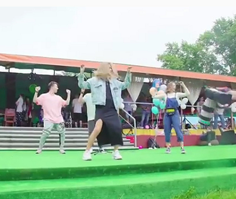 На видео, опубликованном Асмус, поклонники заметили, что у Мельниковой уже заметно округлился живот