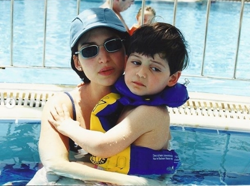 Жасмин поделилась архивным фото с сыном Мишей