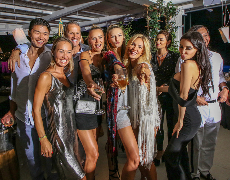 Среди приглашенных друзей Виктории были замечены известные и уважаемые люди со всего мира