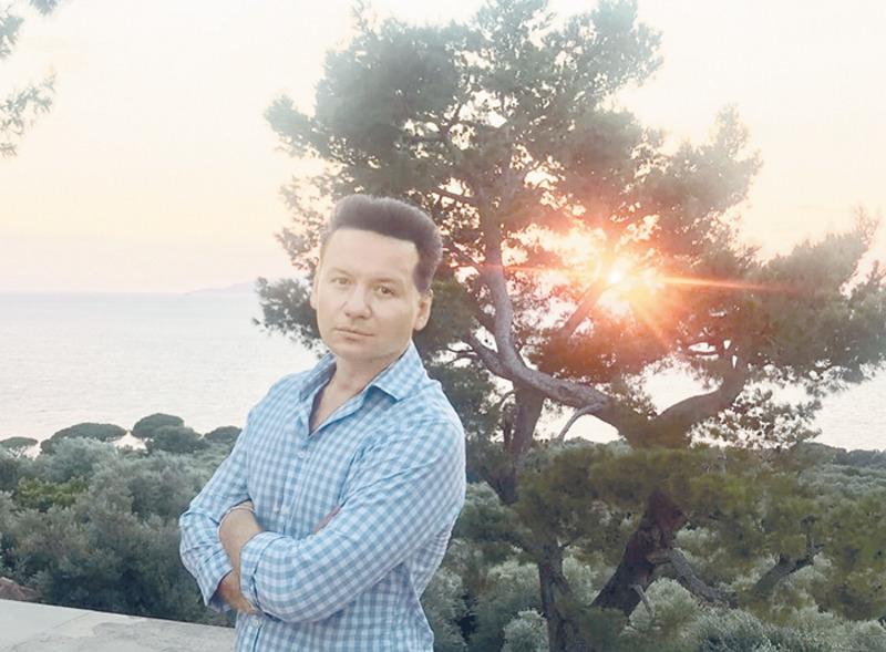 Хорошая прогулка для Александра — лучший отдых. Он любит гулять по Москве или по набережной итальянского городка Сорренто (на фото)