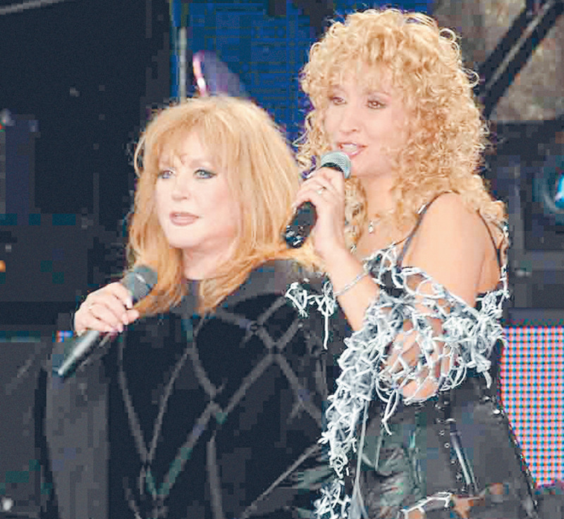 Хотя певицы и «отняли» друг у друга по песне, их отношения не испортились