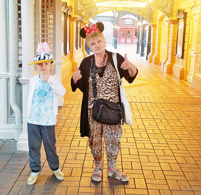 Мама Аникановой, Ирина Васильевна, и сейчас работает тренером. С Аглаей в Диснейленде