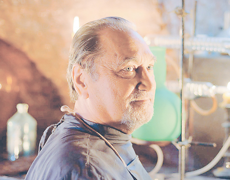 Герой Владимира Коренева — Александр Невельский — получил эликсир Фауста еще в 1916 году