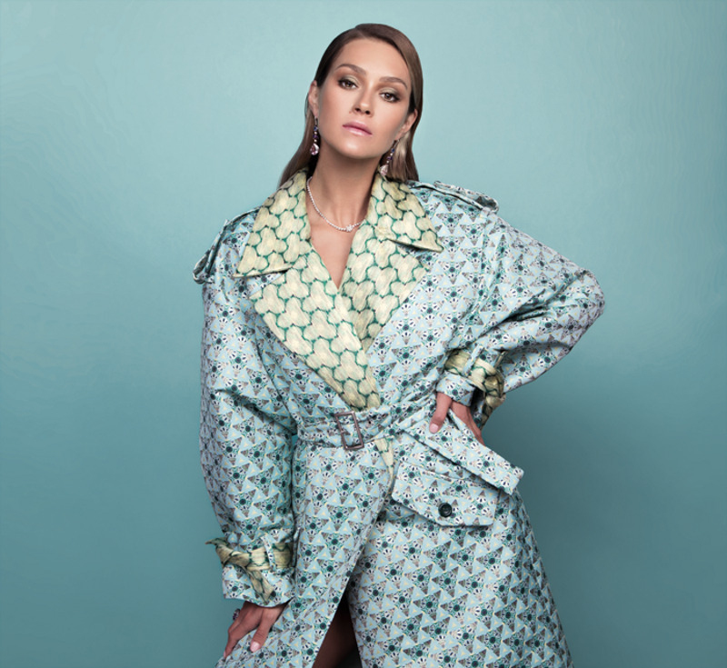 Пальто, studio sasha; серьги и кольцо, все – chopard; колье, Mercury