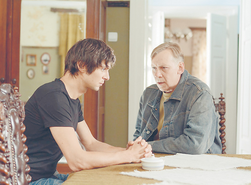 Виктору Ракову обычно достаются роли подлецов и негодяев. Но в «Алхимике» он положительный милиционер, который готов прийти каждому на помощь